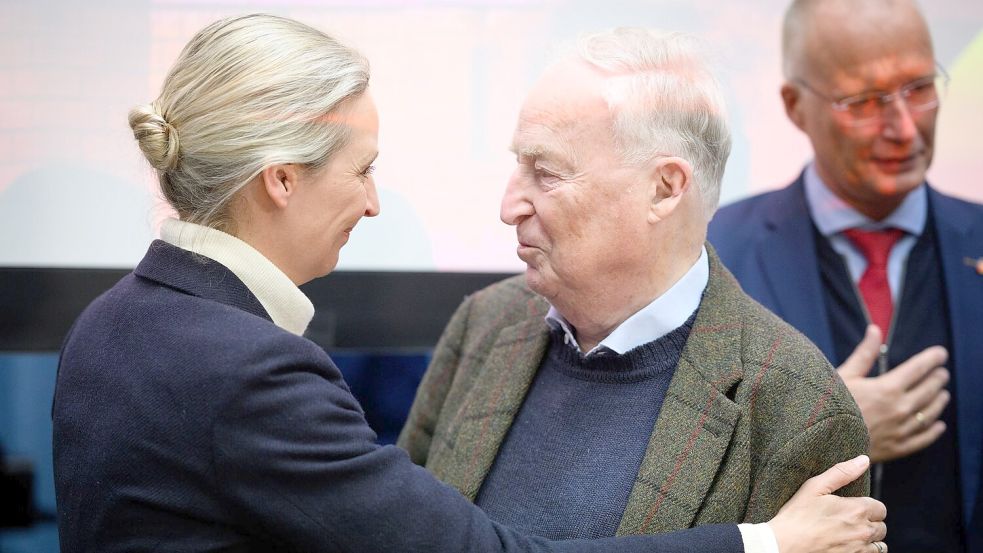 AfD-Mitgründer Alexander Gauland zieht sich doch noch nicht zurück und wird Ehrenvorsitzender der Fraktion. Foto: Bernd von Jutrczenka/dpa