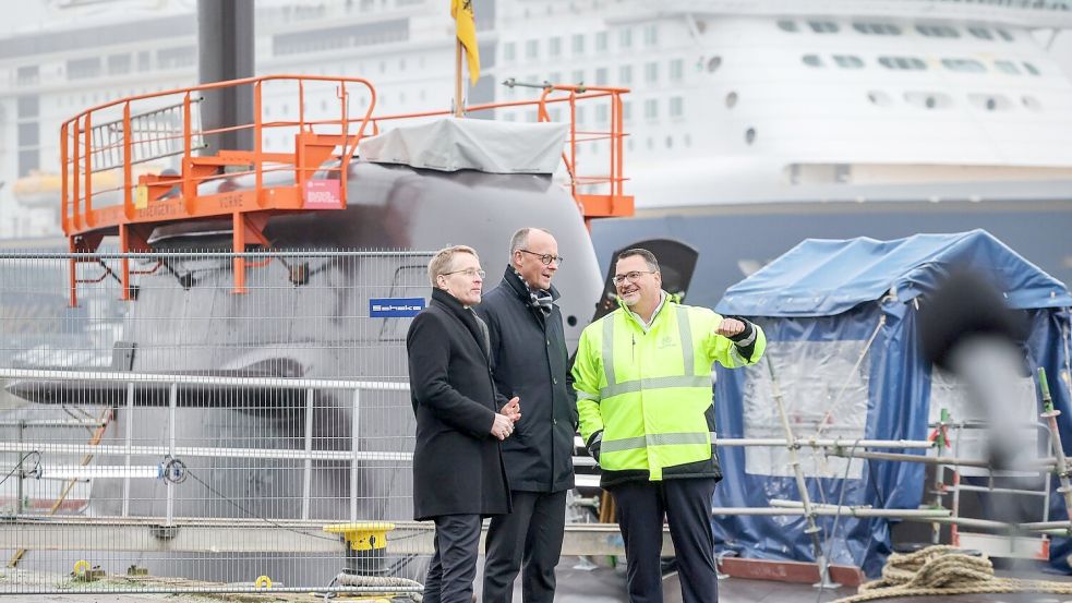 Der mögliche künftige Kanzler Friedrich Merz (CDU, Mitte) hatte sich bei einem Besuch im Januar positiv zu einem Einstieg des Bundes geäußert. (Archivbild) Foto: Christian Charisius/dpa