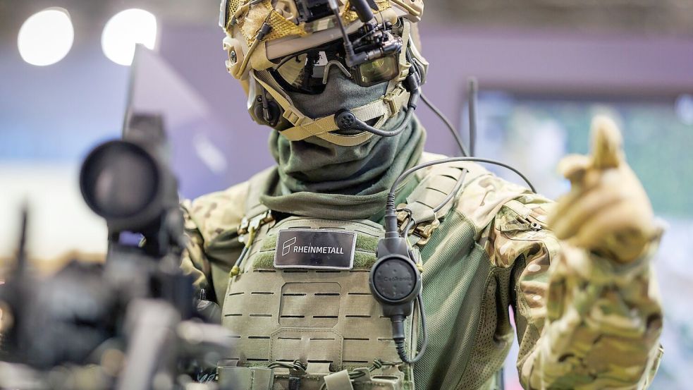 Eine Puppe mit einem Gewehr und der Kampfausrüstung „Gladus“ des Rüstungskonzerns Rheinmetall steht auf der Nürnberger Waffenmesse Enforce-Tac. Foto: Daniel Karmann/dpa