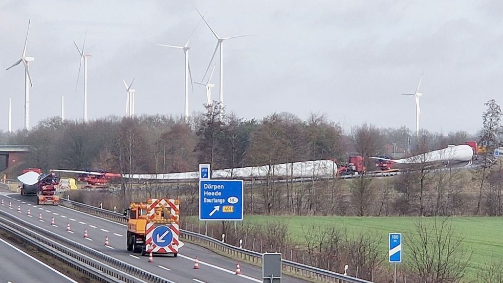 Die Anschlussstelle der Autobahn A31 bei Dörpen ist derzeit gesperrt. Ein Schwertransport blockiert die Abfahrt der Fahrtrichtung Meppen.Foto: Marie-Claire Hitchcock