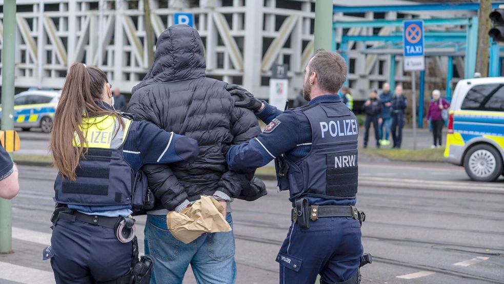 Vor Ort waren nach den Schüssen zwei Personen festgenommen worden. Foto: Christian Mathiesen/dpa