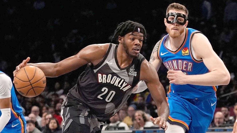 Isaiah Hartenstein (re.) spielte beim Sieg der Oklahoma City Thunder mit Gesichtsmaske. Foto: Frank Franklin II/AP/dpa