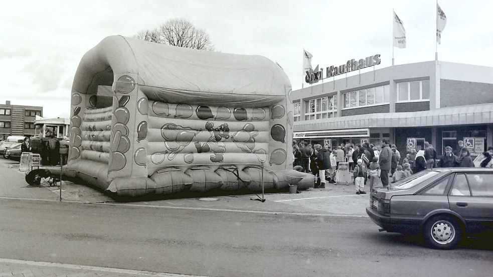 Im September 1988 war es soweit das Dixi-Kaufhaus in Westrhauderfehn hat eröffnet. Fotos: GA-Archiv