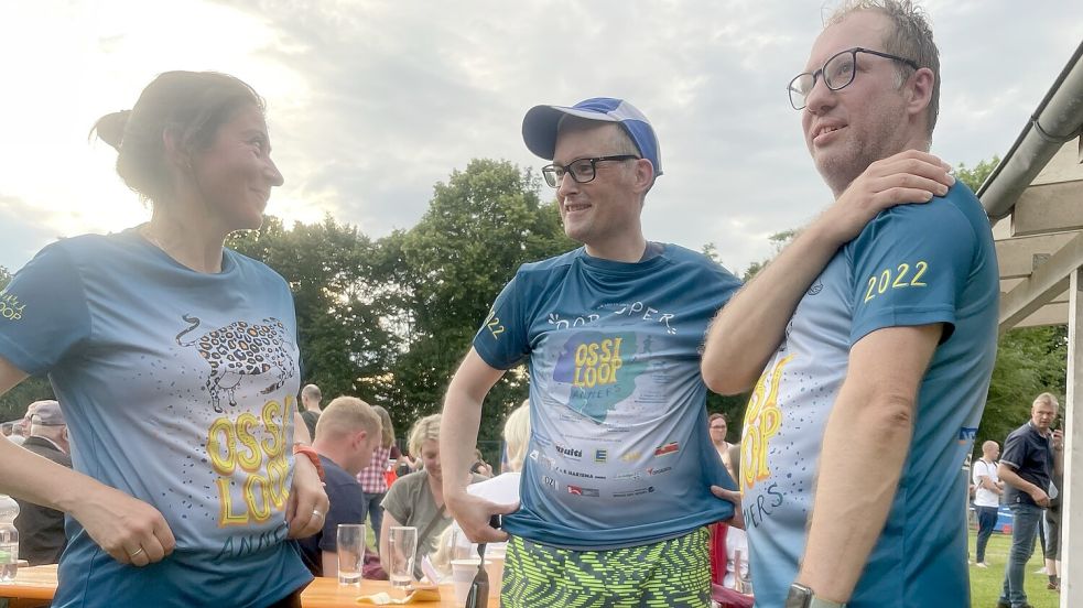 Begegnung im Ziel: 2017 absolvierten Clarissa Scherzer, Jan Brandt und Dirk Hellmers die letzte Etappe des Ossiloop Anners in Filsum. Foto: privat