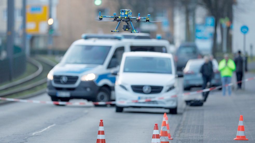 Eine Drohne der Polizei ist über dem Tatort in der Innenstadt im Einsatz. In der Nähe des Landgerichts Bielefeld waren am Mittwoch Schüsse gefallen. Foto: Friso Gentsch/dpa