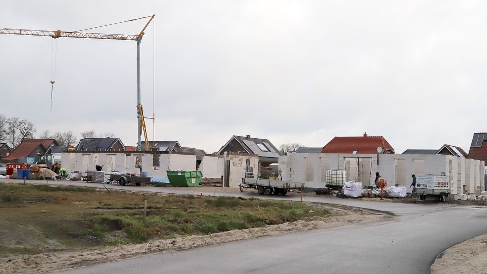 Im Baugebiet Nr. 108 „Barßelermoor-Hauptstraße“ herrscht Betrieb, es wird auf mehreren Grundstücken gebaut. Foto: Passmann