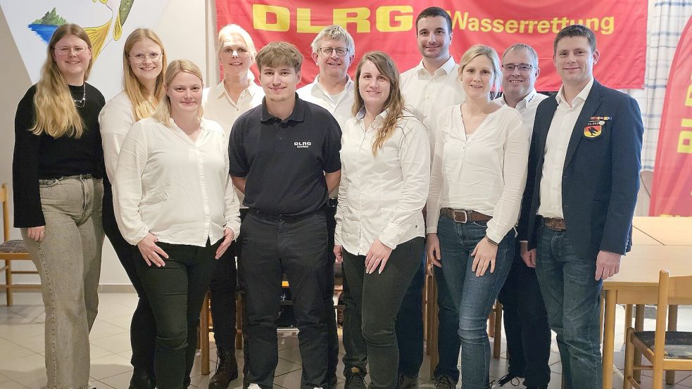 Der Vorstand der DLRG-Ortsgruppe Saterland (von rechts): Vanessa Lünnemann, Franziska Ewen, Anke Schütte, Manfred von Grönheim, Mirco Krietsch, Stefan Pahlke, Christian Rumkamp, Sabrina Rumkamp, Marlon Thieben, Doris Burkart und Kathrin Benkens. Foto: Thomas Schütte/DLRG