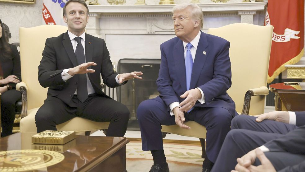 Emmanuel Macron korrigiert Donald Trump bei einer Fragerunde von Journalisten im Weißen Haus. Foto: dpa/Ludovic Marin