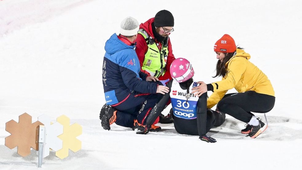 Luisa Görlich musste nach ihrem Sprung behandelt werden. Foto: Hendrik Schmidt/dpa