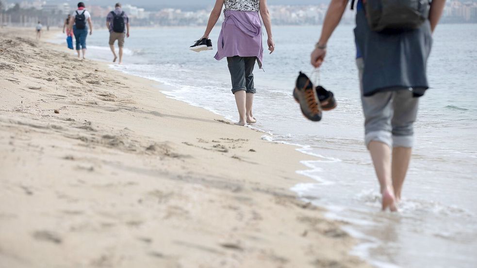 Sommer, Sonne, Strand: Zu den beliebtesten Reisezielen der Deutschen zählt wieder einmal Spanien. (Archivbild) Foto: Clara Margais/dpa