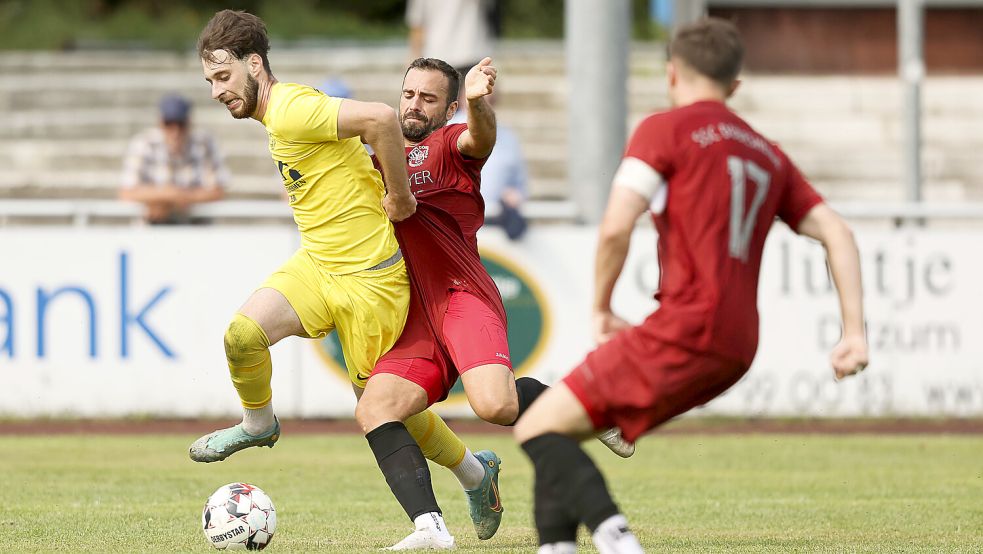 Alizade Carmanov (links, hier noch im Trikot von Germania Leer) wird nun doch nicht zur SG Collinghorst/Rajen wechseln. Archivfoto: Doden/Emden