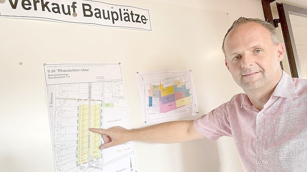 Bauamtsleiter Michael Taaks 2022 mit dem Plan vom Erweiterungsabschnitt Rhauderfehn-Mitte. Dort war die Nachfrage größer als das Angebot. Die Gemeinde erließ deshalb Vergaberichtlinien, die junge Familien bevorzugten. Das führte auch zu Kritik. Foto: Janßen