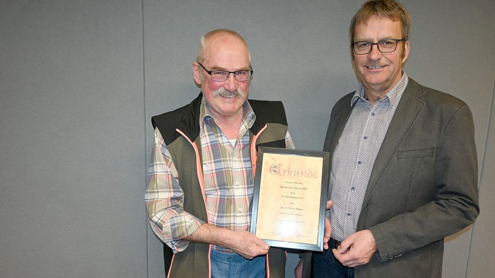 Ulrich Bielau (links) wurde für seine Verdienste beim Aufbau der Ping Pong-Parkinsongruppe und Mithilfe im Verein als Sportler des Jahres ausgezeichnet. Vereinsvorsitzender Wiard Meyer (rechts) überreichte ihm die entsprechende Urkunde. Fotos: Weers