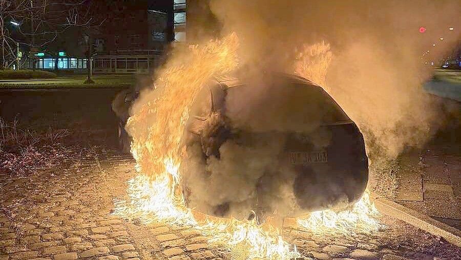 Ein Auto geriet in der Nacht zu Freitag in Vollbrand. Foto: Polizei