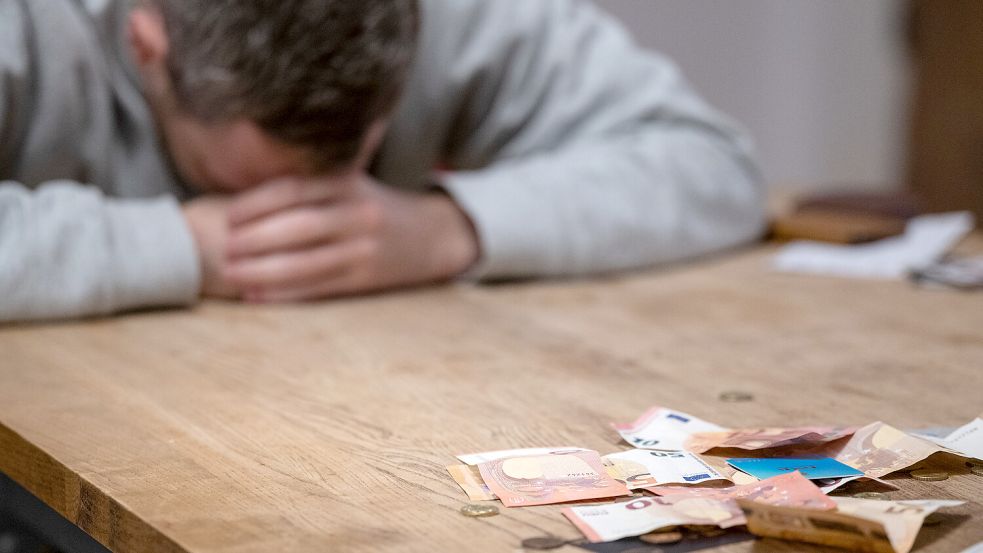 Wenn das Geld nicht reicht, ist es meistens zum Verzweifeln. Symbolfoto: Albert/dpa