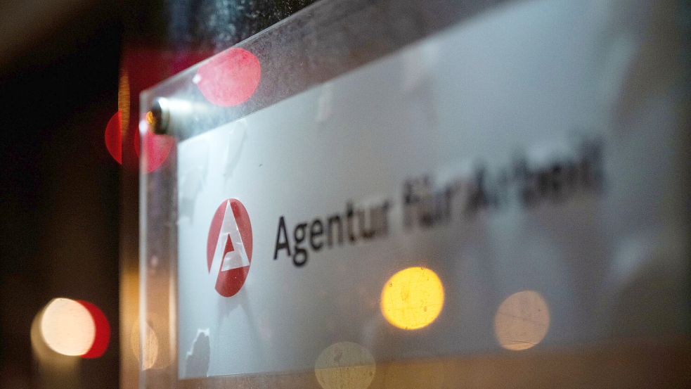 Ein Schild weist auf eine Agentur für Arbeit hin. Foto: Murat/DPA