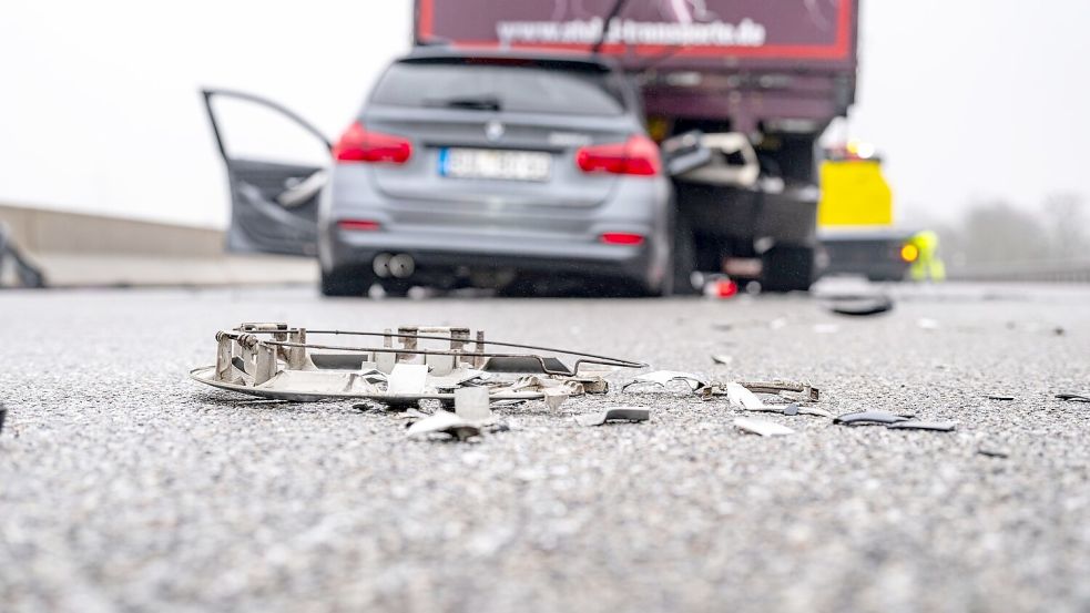 Ein zerstörtes Fahrzeug steht nach einem Unfall auf der Autobahn A3. (Archivbild) Foto: Armin Weigel/dpa