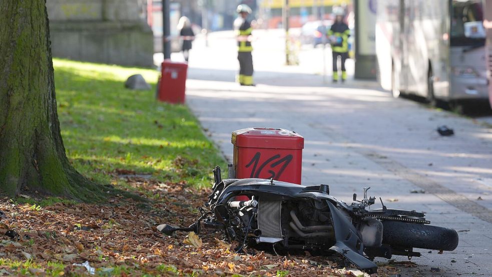 Ein Motorradfahrer ist mit einem Autofahrer zusammengestoßen. Ein Notarzt musste den verletzten Motorradfahrer versorgen. (Archivbild) Foto: Marcus Brandt/dpa