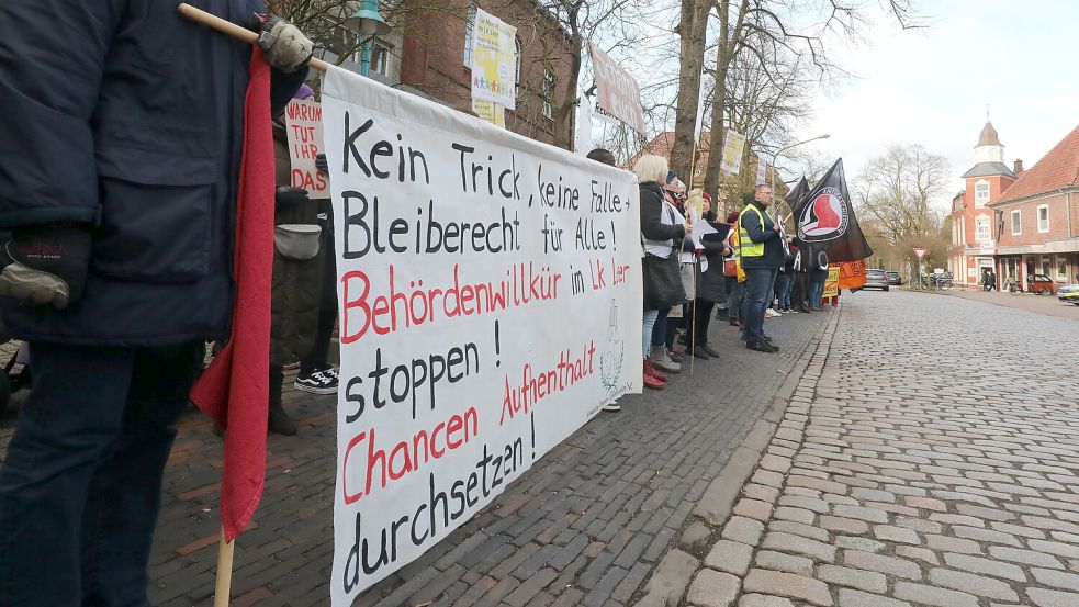 Mehrere Dutzend Menschen demonstrierten am Donnerstag gegen den Landkreis Leer. Foto: Hock