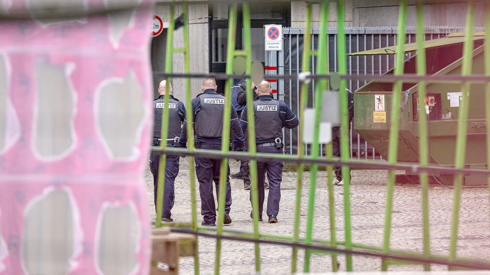 Justizbeamte stehen im Innenhof des Amtsgerichts Bielefeld, wo ein Tatverdächtiger nach Schüssen am Landgericht dem Haftrichter vorgeführt wurde. Foto: Guido Kirchner/dpa