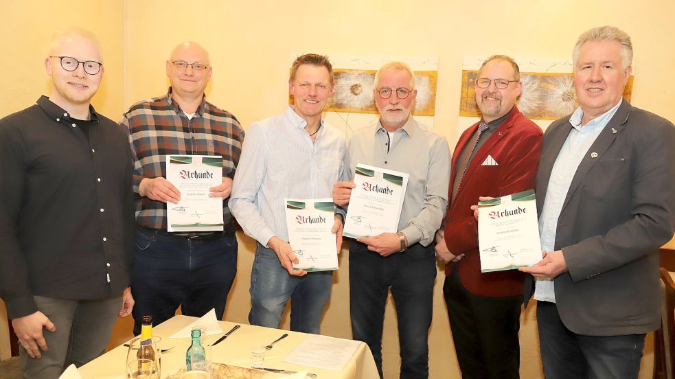 Ehrung der Kulturträger der Gemeinde Saterland (von links). Ausschussvorsitzender Stefan Meyer, Andreas Alberts, Joachim Oltmann, Heinrich Pörschke, Bürgermeister Thomas Otto und Bernhard Jakobi. Foto: Passmann