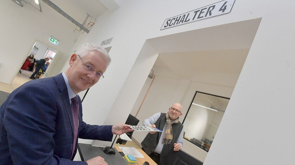 Landrat Matthias Groote und Gerrit de Wall, Sachgebietsleiter der Zulassungs- und Bußgeldstelle, stehen an einem der neuen Schalter. Foto: Ortgies