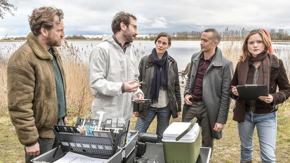 Tom Radisch, Jörn Grosse, Picco von Groote, Barnaby Metschurat und Sofie Eifertinger am Set von „Ostfriesensturm" am Norder Tief. Foto: Ortgies