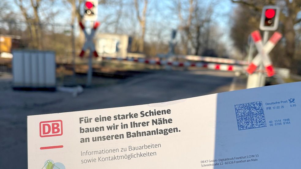 Westoverledinger Haushalte haben in den vergangenen Tagen eine Postkarte erhalten. Mit der kündigt die Deutsche Bahn Sperrungen von Bahnübergängen an.