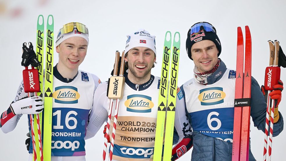 Vinzenz Geiger (r) hat seine zweite Medaille in Trondheim gewonnen. Foto: Hendrik Schmidt/dpa