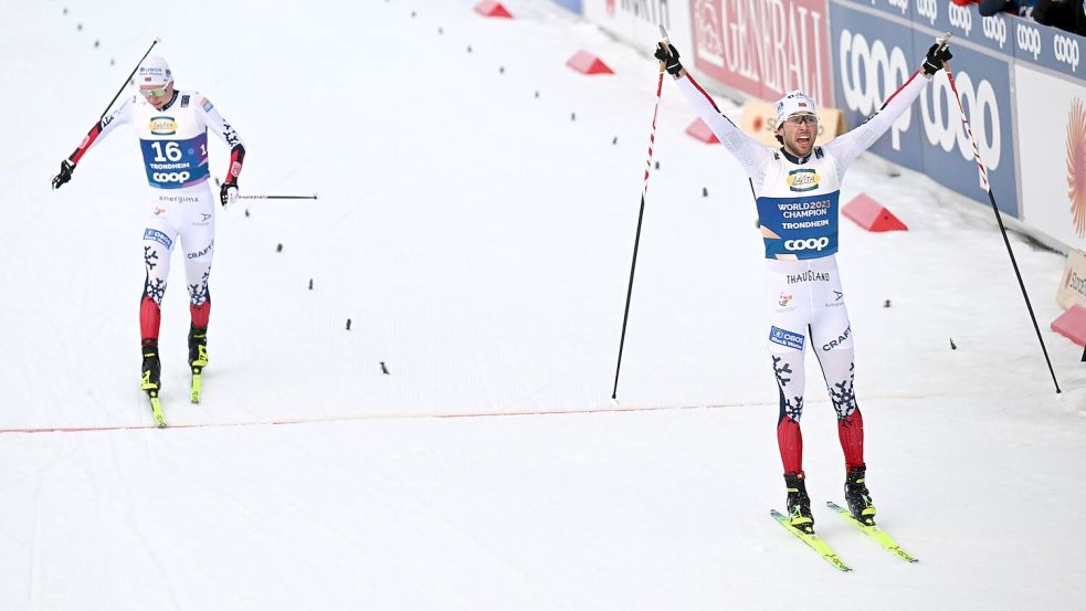 Der Norweger Jarl Magnus Riiber (r) feierte in Trondheim sein zweites WM-Gold. Foto: Hendrik Schmidt/dpa