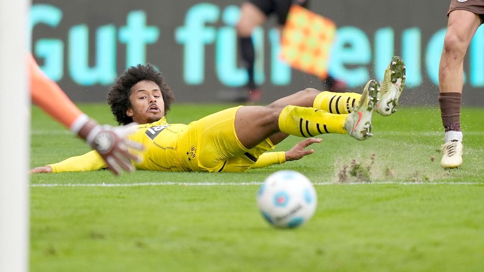 Vergab die beste BVB-Chance vor der Pause und traf in Hälfte zwei: Karim Adeyemi Foto: Marcus Brandt/dpa