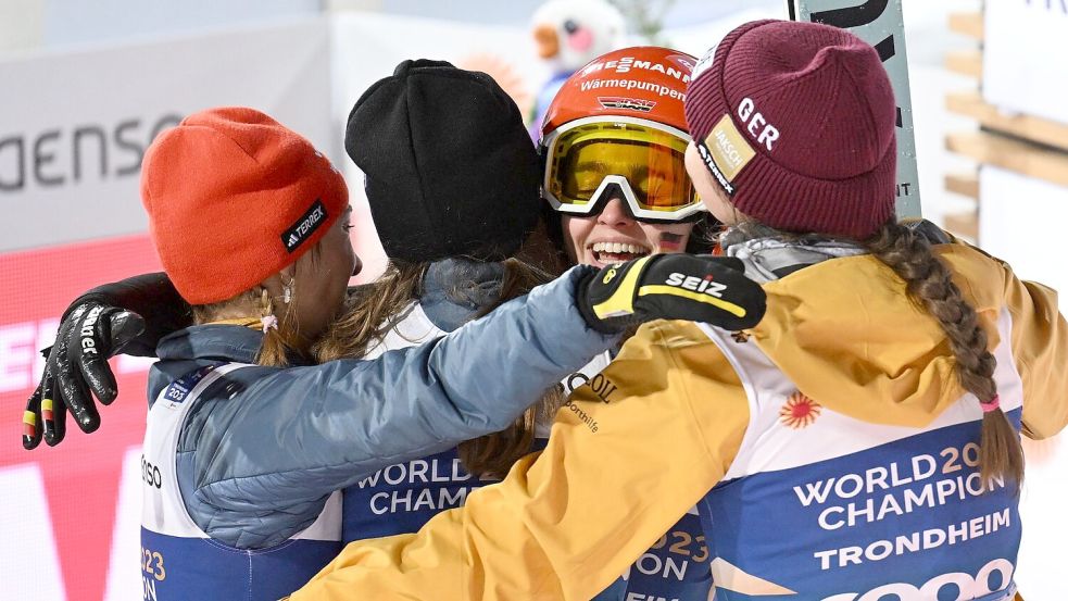 Jubel über Bronze: Nur Norwegen und Österreich war besser als Deutschland. Foto: Hendrik Schmidt/dpa