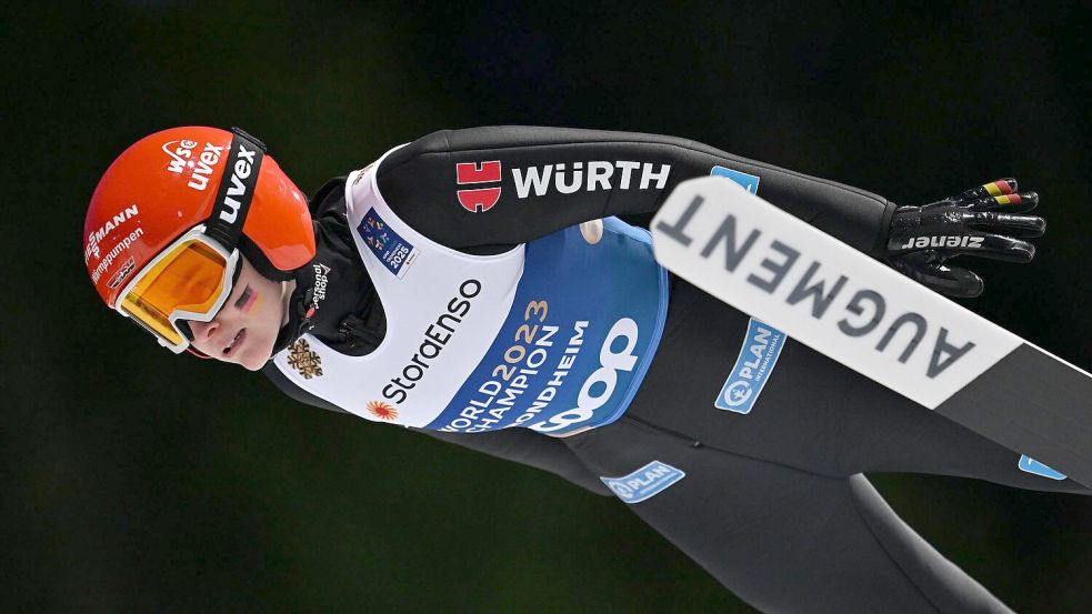 Selina Freitag freut sich schon über ihre zweite Medaille bei dieser WM. Foto: Hendrik Schmidt/dpa