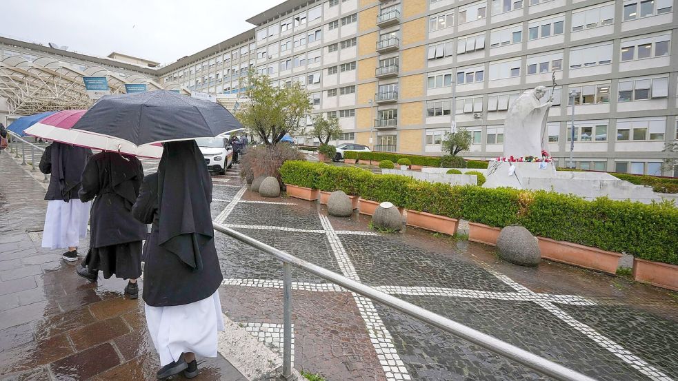 Nach einem neuen Atemnot-Anfall verbrachte Papst Franziskus in der Gemelli-Klinik offiziellen Angaben zufolge eine ruhige Nacht. Foto: Andrew Medichini/AP/dpa