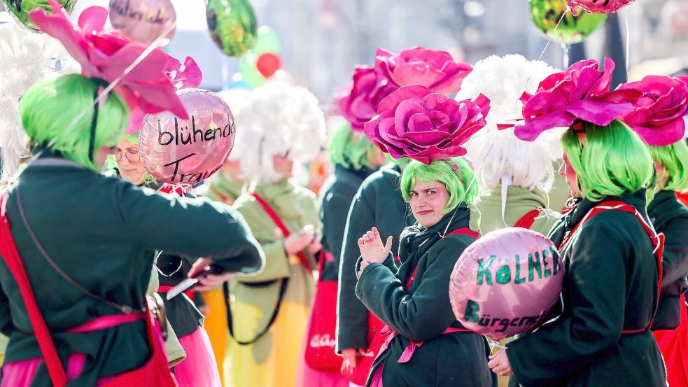 Einen Tag vor Rosenmontag ziehen traditionell die „Schull- und Veedelszöch“ durch Köln. Foto: Oliver Berg/dpa