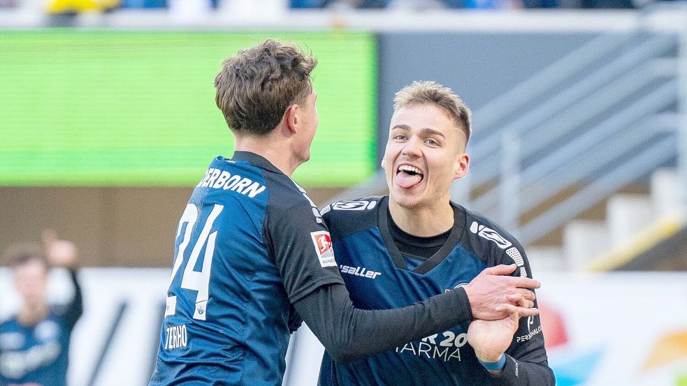 Ex-HSV-Profi Filip Bilbija (r) jubelt nach seinem Tor zum 1:0 für Paderborn mit Mitspieler Casper Terho. Foto: David Inderlied/dpa