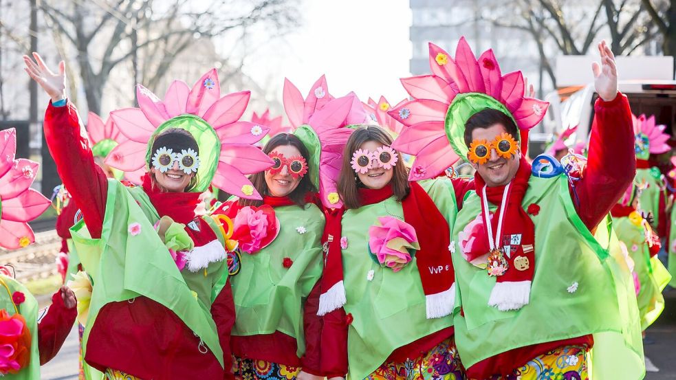 Einen Tag vor Rosenmontag ziehen traditionell die „Schull- und Veedelszöch“ durch Köln. Foto: Oliver Berg/dpa