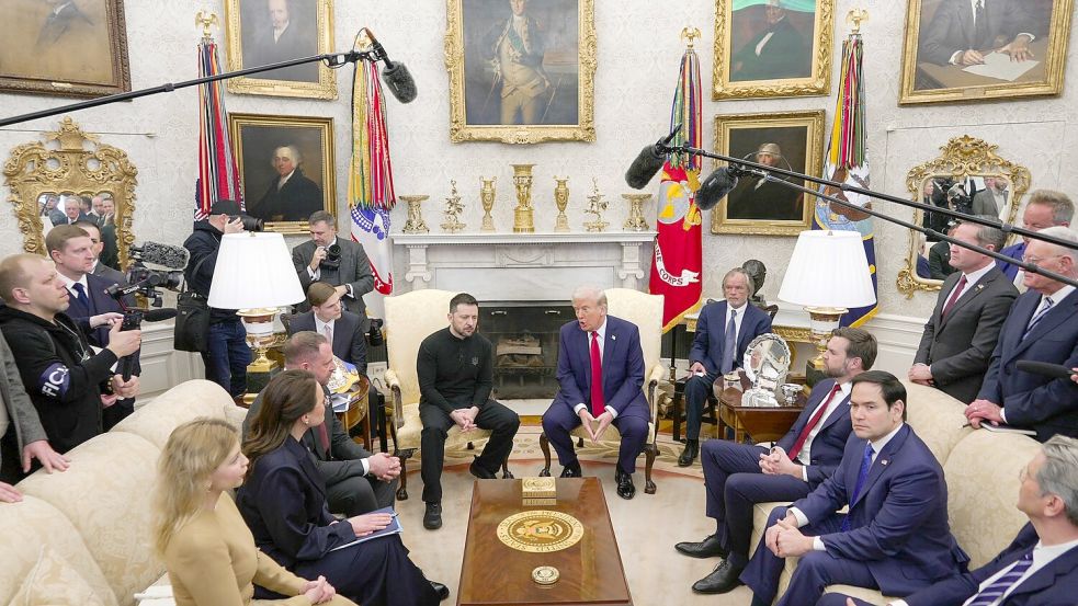 US-Außenminister Marco Rubio (2.v.r. auf dem Sofa) war bei dem Treffen im Weißen Haus mit dabei, das eskalierte. Foto: Mystyslav Chernov/AP/dpa