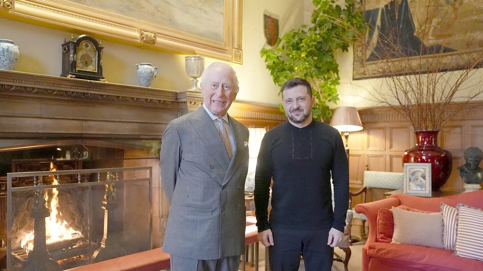 Selenskyj (r.) wurde von König Charles III. auf dem Landsitz Sandringham empfangen. Foto: Joe Giddens/PA Wire/dpa