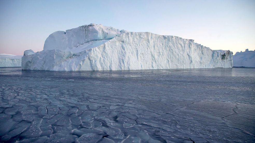 Ein Eisberg treibt im Ilulissat-Eisfjord. Foto: Steffen Trumpf/dpa