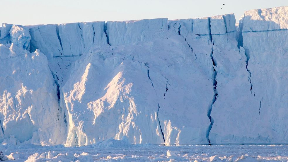 Risse sind im Ilulissat-Eisfjord in einem riesigen Eisberg zu sehen. Foto: Steffen Trumpf/dpa