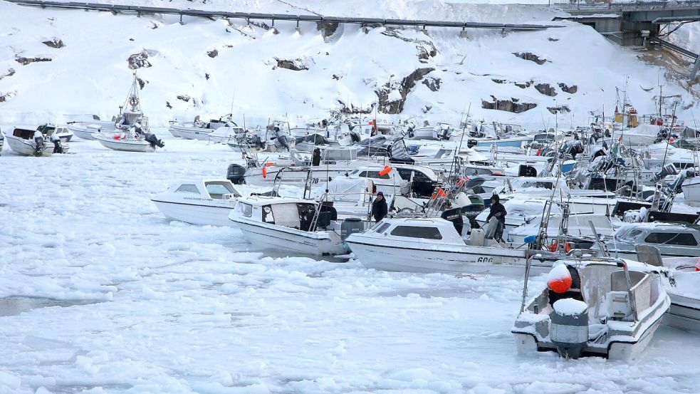 Der Hafen von Ilulissat ist teils zugefroren. Foto: Steffen Trumpf/dpa