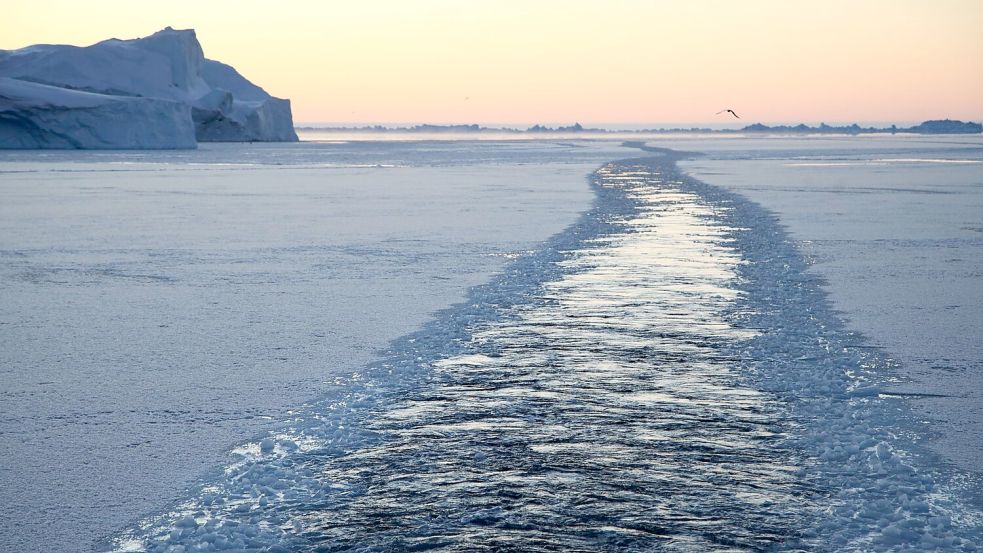 Ein Eisbrecher hat diesen Weg durch das Fjordwasser gebahnt. Foto: Steffen Trumpf/dpa