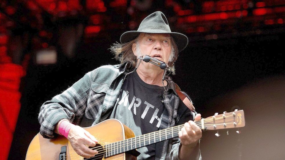 Neil Young möchte ein Konzert in der Ukraine spielen. (Archivbild) Foto: Nils Meilvang/epa/dpa