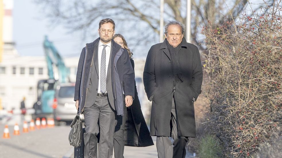 Platini (r): Zahlung von zwei Millionen Franken war rechtens. Foto: Urs Flueeler/KEYSTONE/dpa