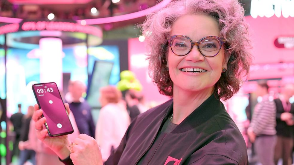 Die Telekom-Technikvorständin Claudia Nemat präsentiert das neue KI-Phone ihrer Firma. Foto: Wolf von Dewitz/dpa