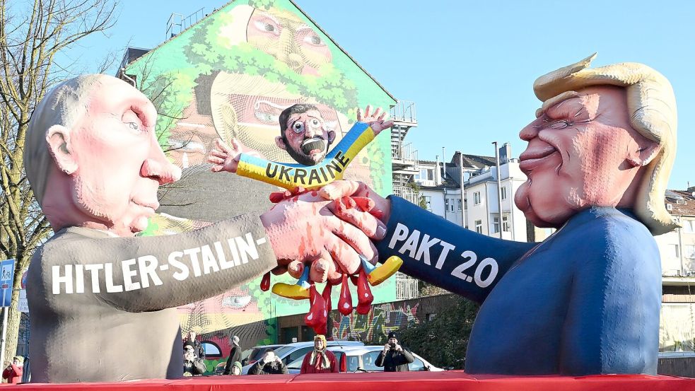 Auf einem der Düsseldorfer Rosenmontagswagen schließen Donald Trump und Wladimir Putin einen „Hitler-Stalin-Pakt 2.0“ auf Kosten der Ukraine ab. Foto: Federico Gambarini/dpa