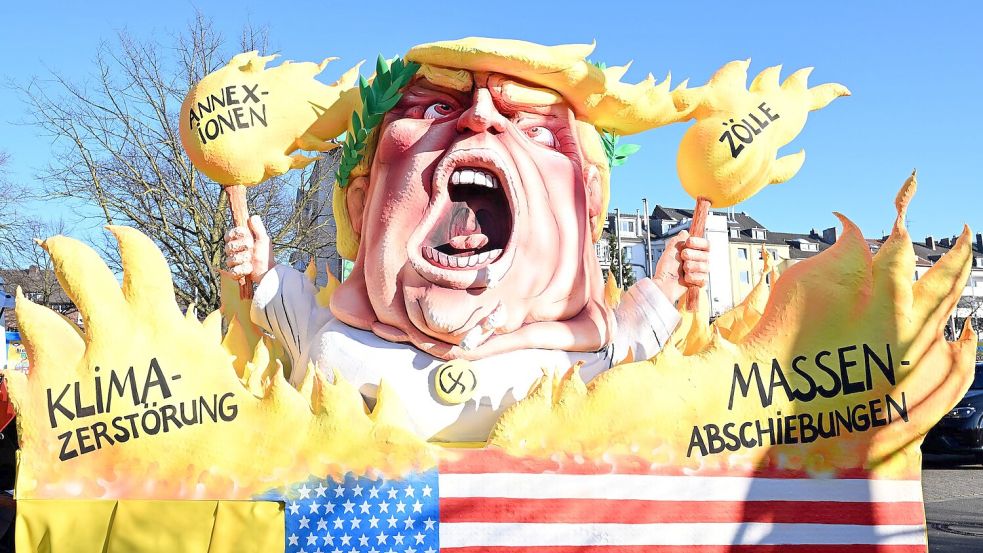 US-Präsident Donald Trump sind allein im Düsseldorfer Rosenmontagszug drei Wagen gewidmet. Foto: Federico Gambarini/dpa