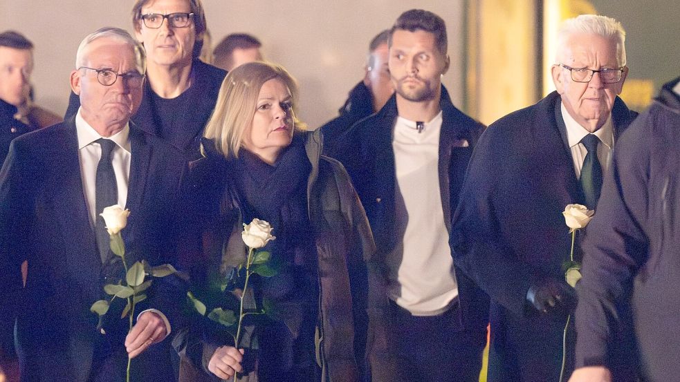 Auch Spitzenpolitiker aus Bund und Land kamen am Abend nach Mannheim: Baden-Württembergs Innenminister Thomas Strobl (CDU), Bundesinnenministerin Nancy Faeser (SPD) und Ministerpräsident Winfried Kretschmann (Grüne). Foto: Boris Roessler/dpa