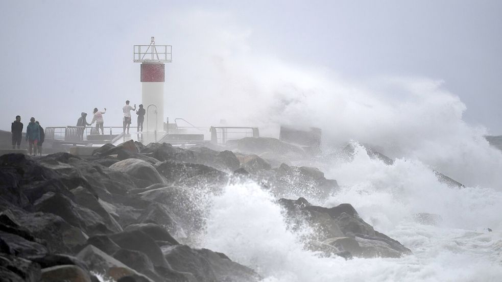 Viele Strände sind bereits überschwemmt, während sich im Ozean meterhohe Wellen auftürmen. Foto: Jono Searle/AAP/dpa